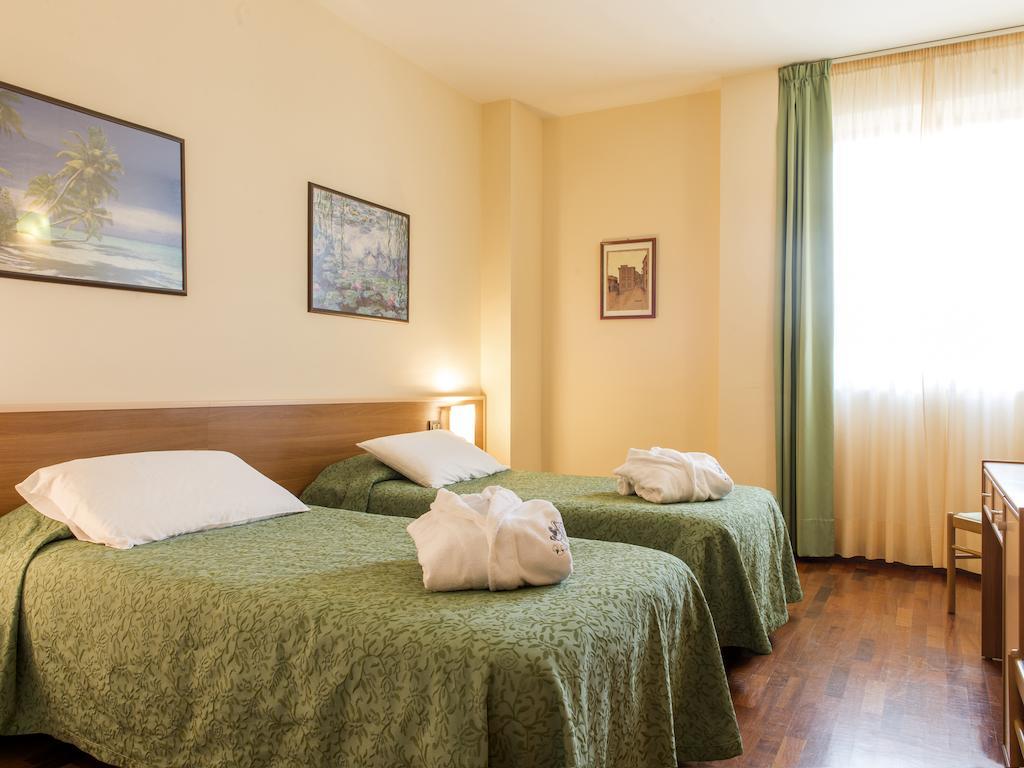 Hotel Torresi Potenza Picena Zimmer foto